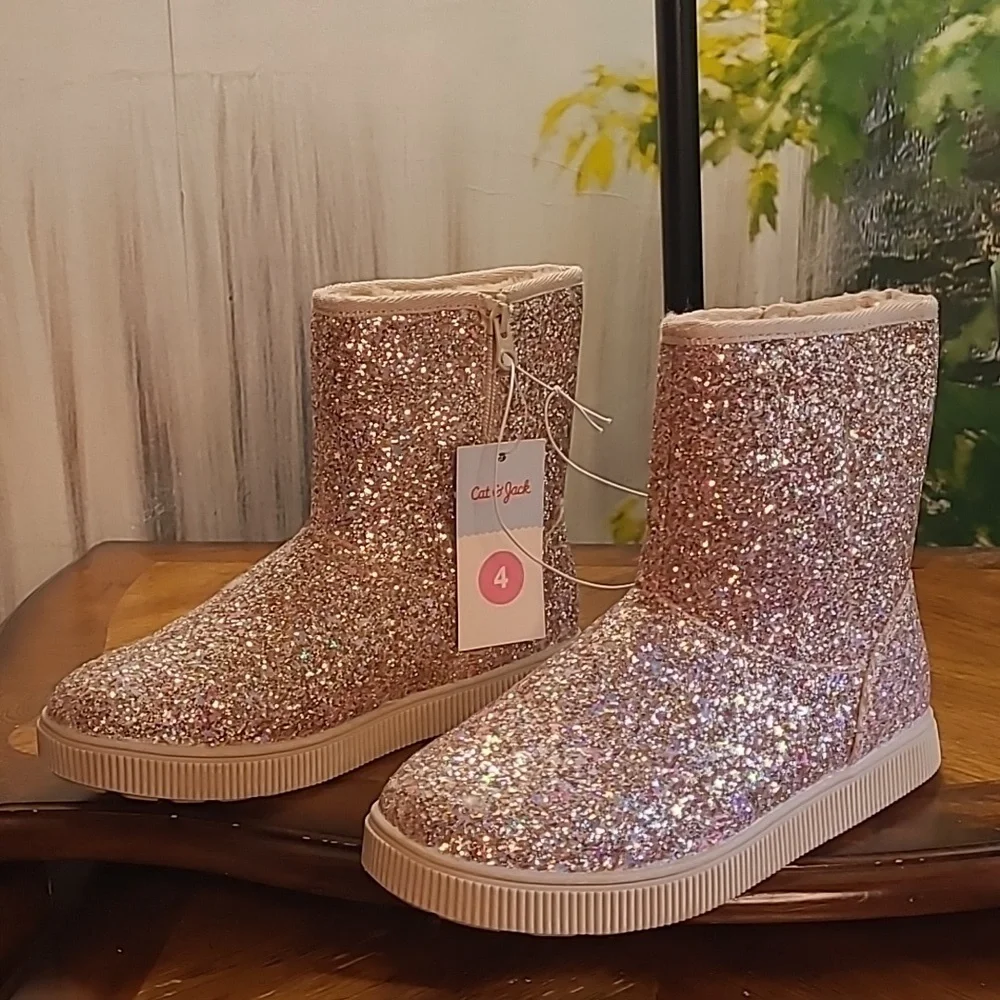 New with tags! Cat & Jack Holland Girls 4 gold glitter winter boot faux fur